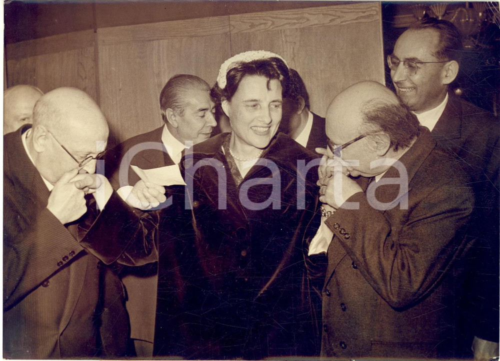 1959 PARIS Moglie di Haroun Tazieff con Georges DUHAMEL e Jean ROSTAND *Foto