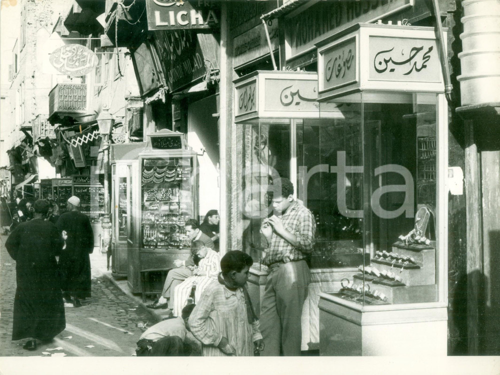 Fotografia d epoca originale 1950 ca IL CAIRO EGITTO Negozi e beduini al suq Fotografia 1