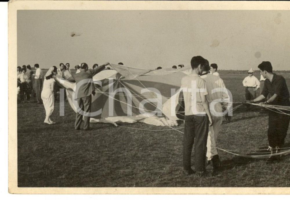 Fotografia d epoca originale 1955 CHIVASSO TO Folla dopo l atterraggio di un paracadute Foto Enrico OSTINO 1