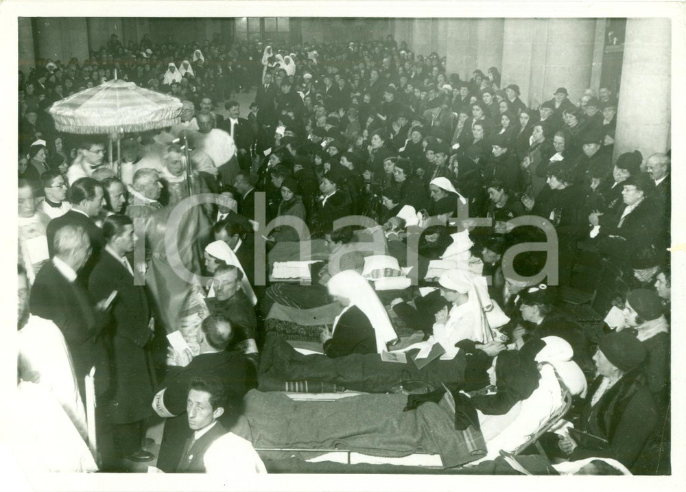 Fotografia d epoca originale 1937 TORINO Cardinale Maurilio FOSSATI benedice malati festivitÃ  LOURDES Foto 1