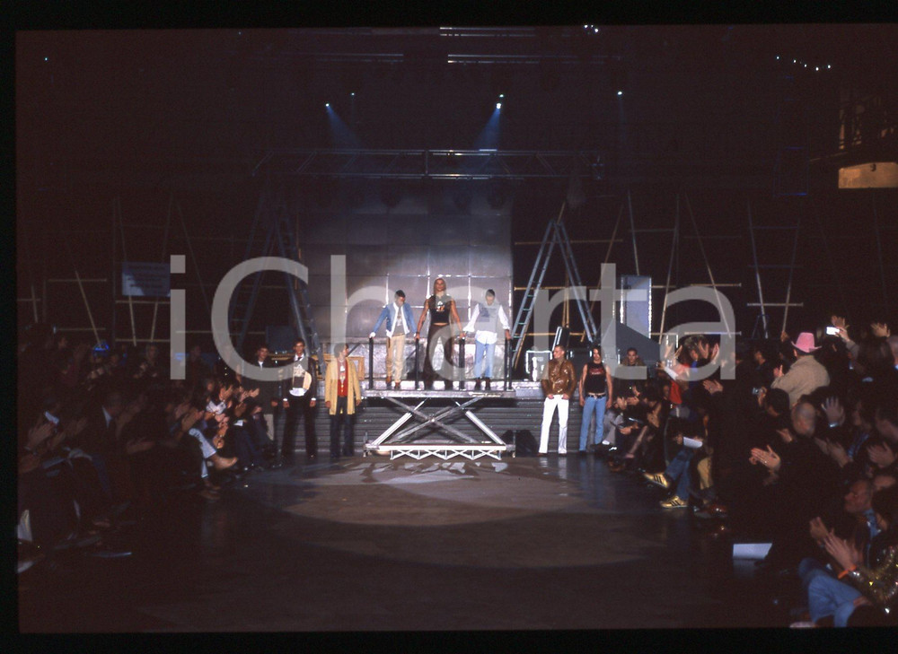 35mm vintage slide*2001 MODA DSQUARED2 Dean e Dan CATEN sul palco di una sfilata
