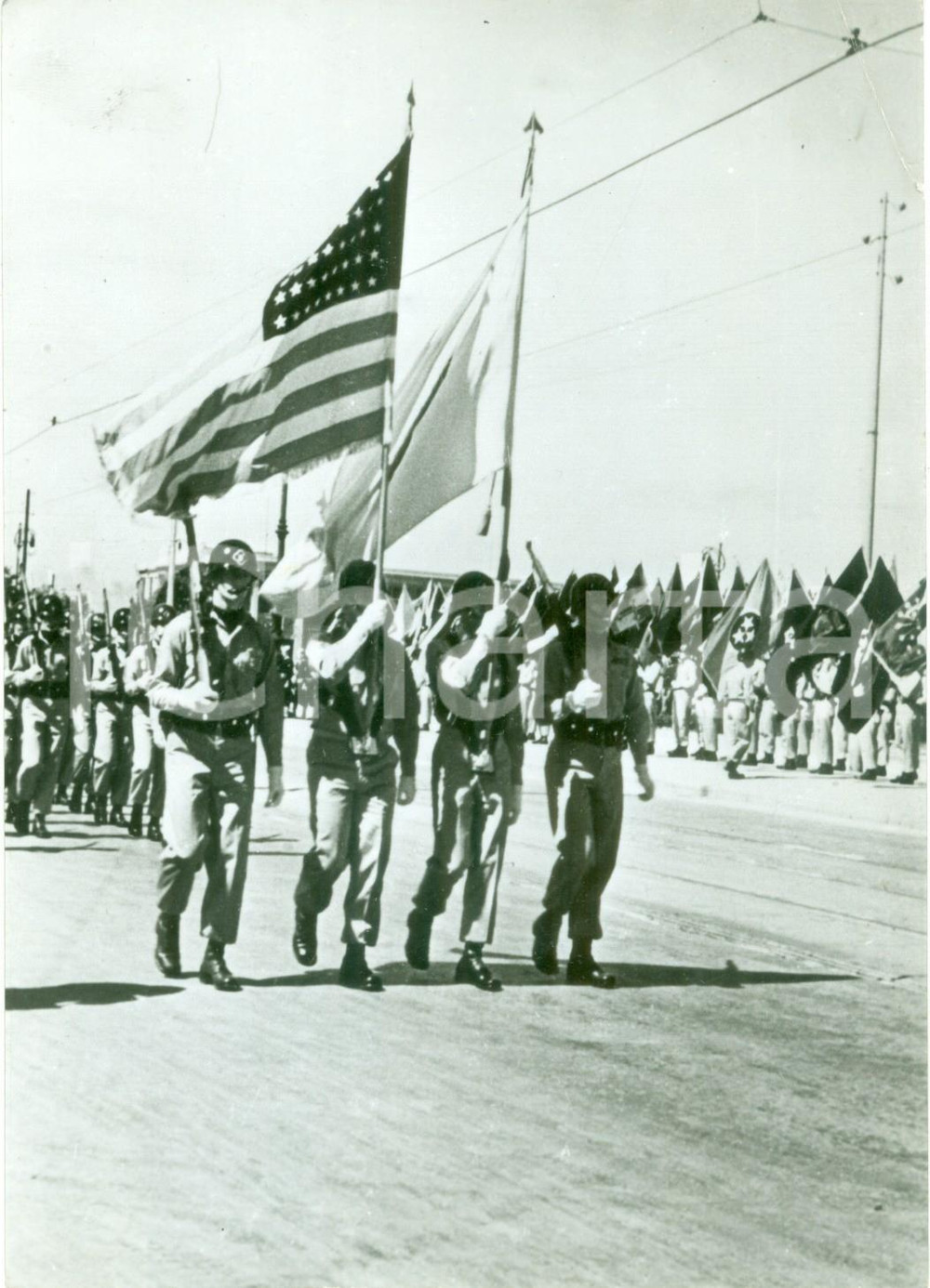 Fotografia d epoca originale 1950 ca TRIESTE Truppe americane sfilano in parata Fotografia 1