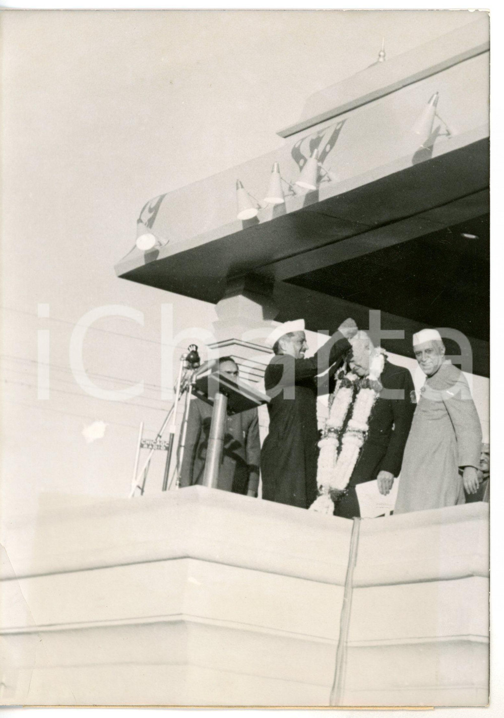 1959 RAMLILA (INDIA) Dwight EISENHOWER riceve tradizionale ghirlanda di fiori Fotografia d'epoca con didascalia coeva.  CONDIZIONI: POOR (piegature al margine inferiore; bassa qualit&agrave; di stampa) FORMATO: 13x18 cm     originale e autentica 1