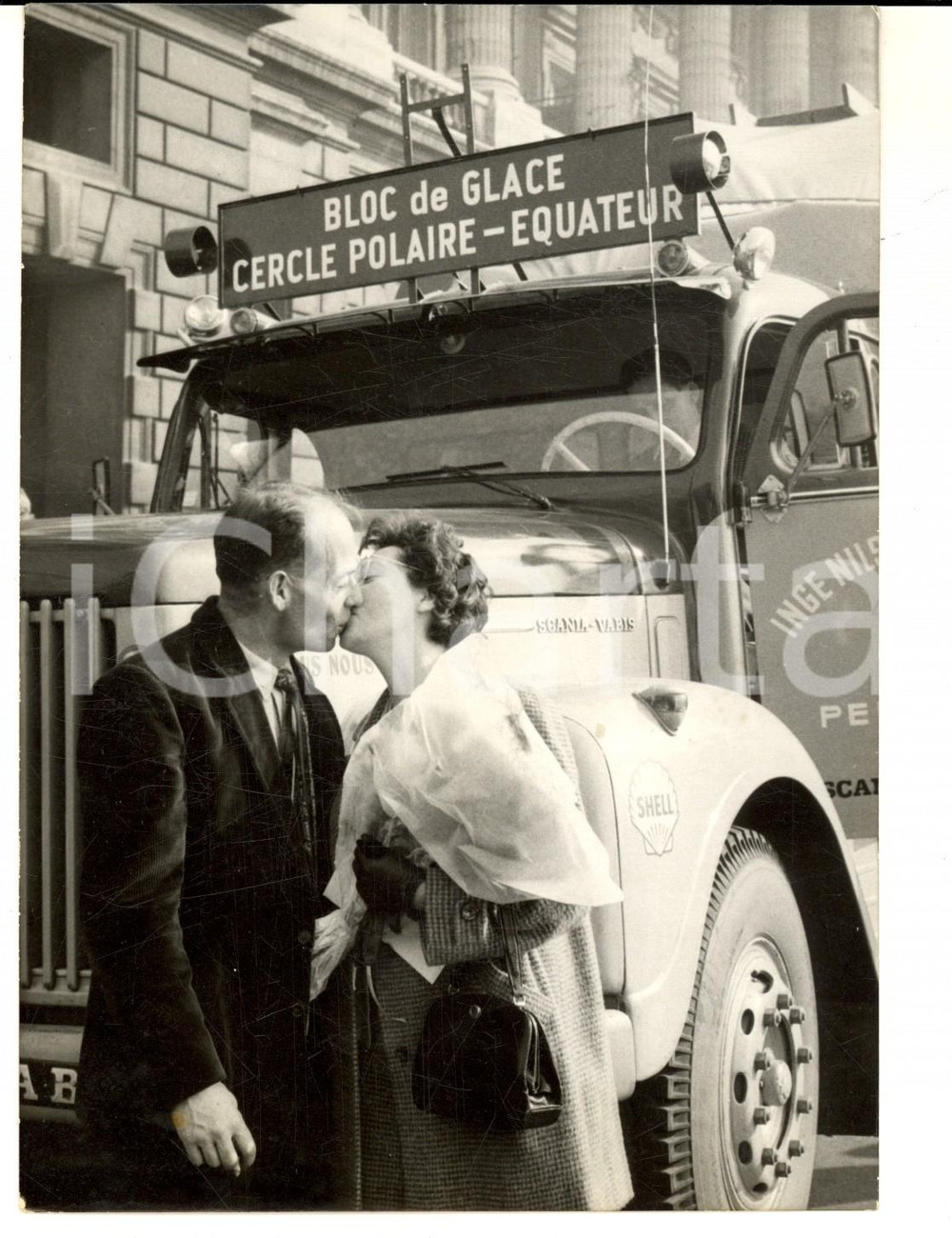 Fotografia d epoca originale 1959 PARIS FranÃ§ois CORNEDA con la moglie durante il trasporto di ghiaccio Foto 1