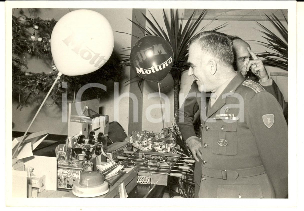 Fotografia d epoca originale 1960 BERGAMO Divisione LEGNANO  Comandante con doni natalizi MOTTA Foto 1