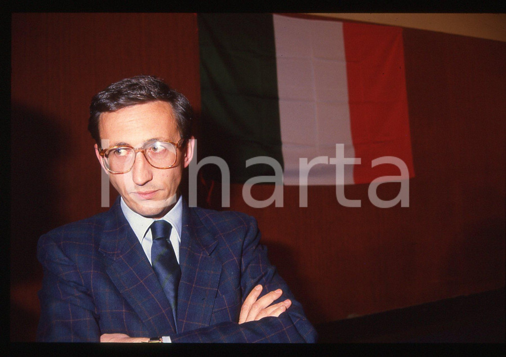 35mm vintage slide* 1990ca POLITICA Giancarlo FINI posa con il Tricolore