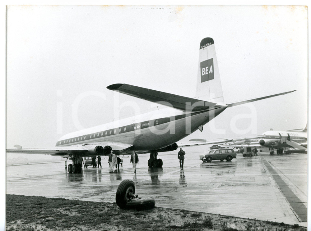 1960 LONDON AIRPORT - COMET jetliner of BEA after losing nosewheels *Foto 20x15 Fotografia d'epoca con didascalia coeva.  CONDIZIONI: G (ma lievi piegature) FORMATO: 20x15 cm     originale e autentica 1