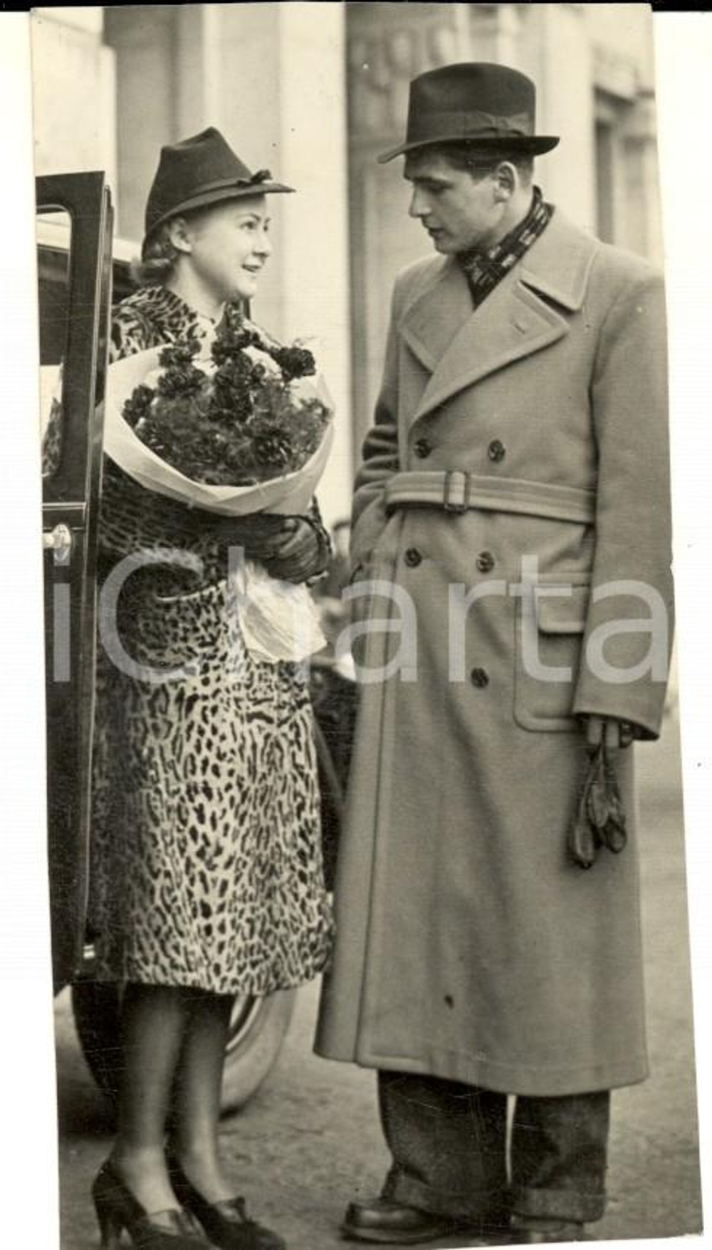 Fotografia d'epoca originale 1939 PATTINAGGIO Giovane pattinatrice accolta con mazzo di fiori *Foto 5x11 1
