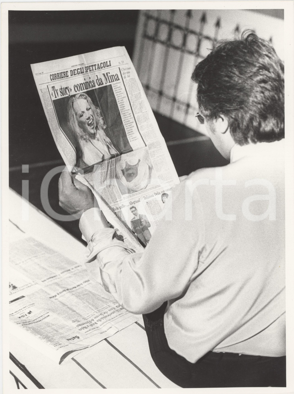 Fotografia d epoca originale 1985 ca MUSICA Al BANO legge CORRIERE DEGLI SPETTACOLI Foto 24x18 cm 1