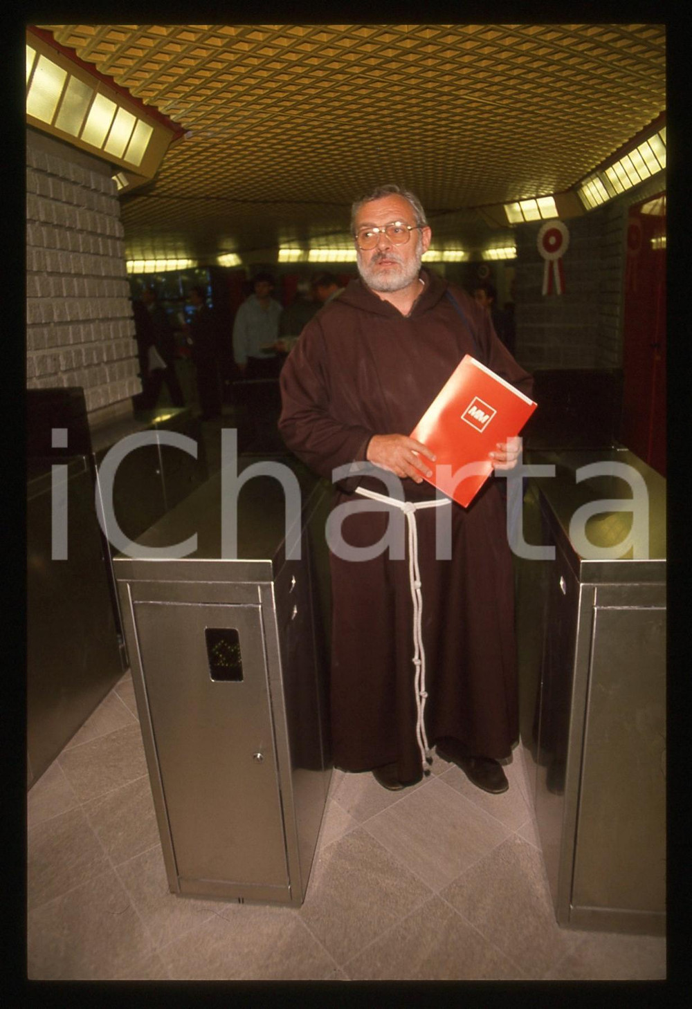 35mm vintage slide* 1990 MILANO Frate Cesare BONIZZI *Inaugurazione LINEA M3 (2)  Diapositiva d'epoca, in formato 35 mm. CONDIZIONI: GOOD  Tutti i diritti riservati.E' severamente vietata la riproduzione. ICharta mette in vendita, sul negozio eBay e in esclusiva sul sito "icharta" il proprio archivio composto da numerose diapositive e negativi fotografici d'epoca, tutti originali e autentici, che attraversano la storia del costume italiano tra gli la fine degli anni Sessanta e Novanta.Si tratta di uno sguardo inedito sull'attualit&agrave;, la politica, la vita quotidiana, il gossip e la cultura, che fotografa il cambiamento della nazione in quest'ultimo scorcio del XX secolo. Un'occasione unica per il mercato del collezionismo, che vede finalmente disponibile un archivio eccezionale per vastit&agrave;, tematiche e condizioni, in un settore (il negativo fotografico e la diapositiva) di assoluta novit&agrave; e dalle interessanti prospettive di investimento.New layer...  originale e autentica 1