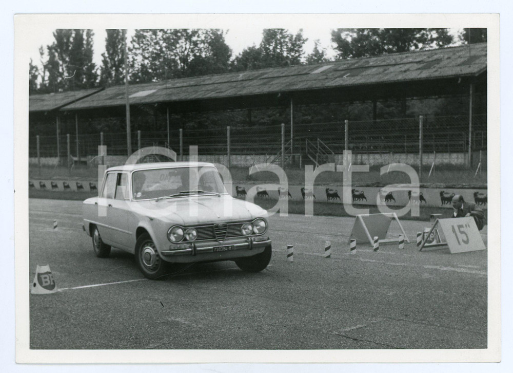 Fotografia d epoca originale 1965 ca JOLLY CLUB Alfa Romeo Giulia 1300 durante gara  Striscione ERG Foto 1