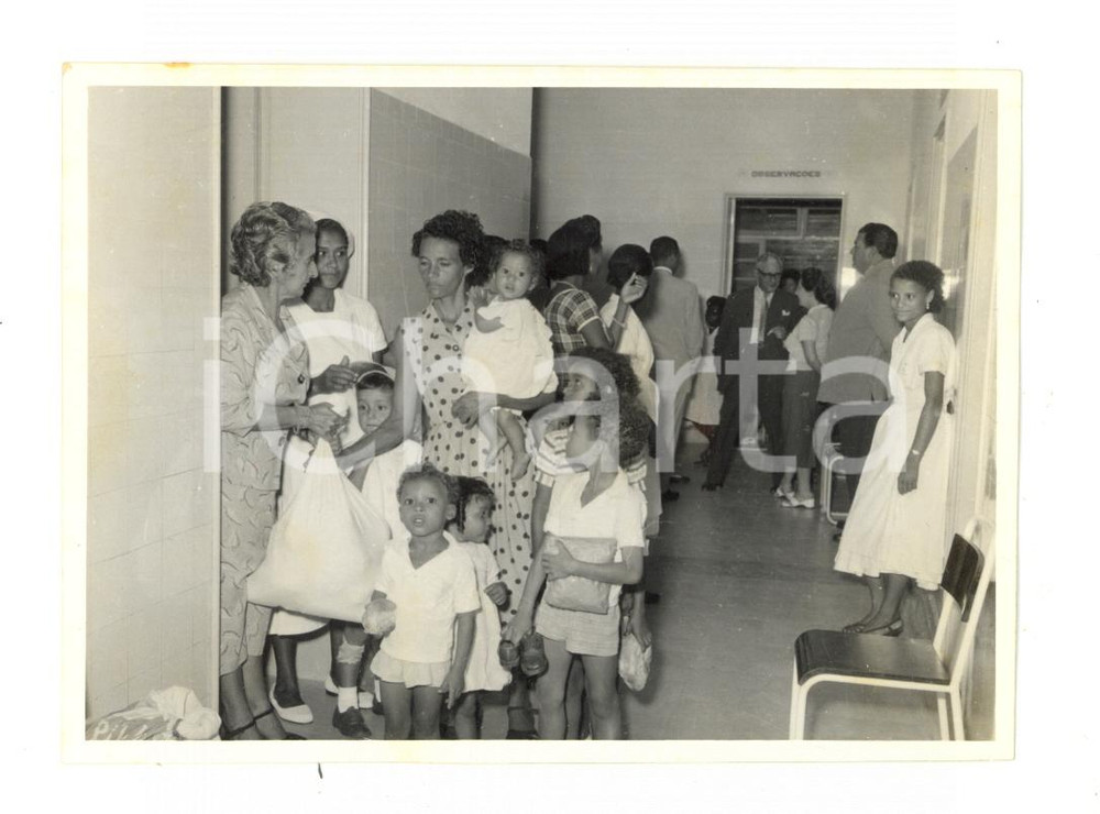 Fotografia d epoca originale 1960 ca MOZAMBICO Dispensario  Bambini in sala d attesa  Foto reportage 12x9 1