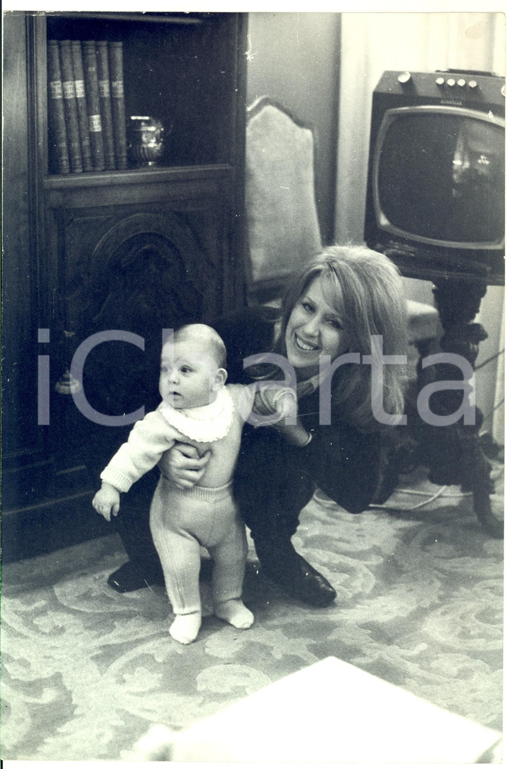 Fotografia d epoca originale 1970 ca COSTUME ITALIA Betty CURTIS in salotto con il figlio  Foto 20x30 cm 1