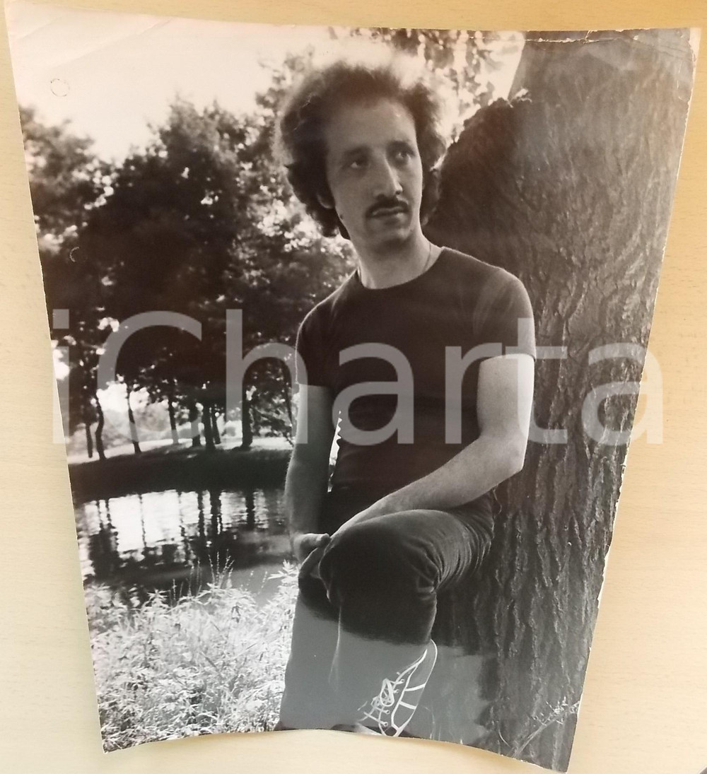 1970 ca COSTUME ITALIA Cantante Umberto BALSAMO in un parco (1) Foto 25x34 cm