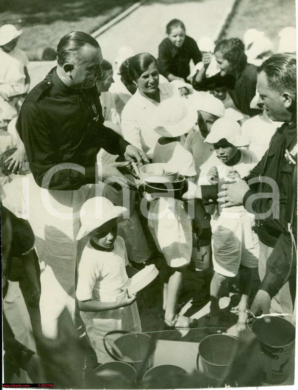 Fotografia d'epoca originale 1937 BESATE (MI) Rino PARENTI distribuisce doni a bimbi 1