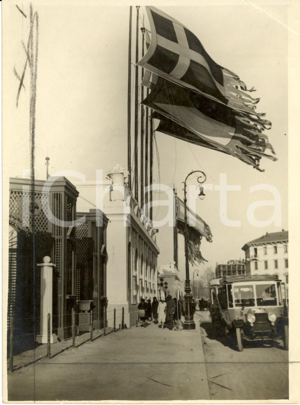 Fotografia d epoca originale 1920 ca MILANO Ingresso della Fiera campionaria con bandiere nazioni ospiti 1