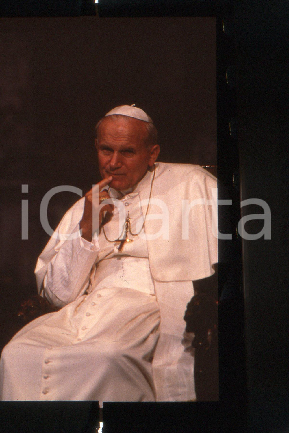 35mm vintage slide* 1986 ARS - FRANCE Pope GIOVANNI PAOLO II (9)  Diapositiva d'epoca, in formato 35 mm.CONDIZIONI: GOODE' severamente vietata la riproduzione. Tutti i diritti sono riservati.Nella diapositiva ICharta mette in vendita, sul negozio eBay e in esclusiva sul sito "icharta" il proprio archivio composto da numerose diapositive e negativi fotografici d'epoca, tutti originali e autentici, che attraversano la storia del costume italiano tra gli la fine degli anni Sessanta e Novanta.Si tratta di uno sguardo inedito sull'attualit&agrave;, la politica, la vita quotidiana, il gossip e la cultura, che fotografa il cambiamento della nazione in quest'ultimo scorcio del XX secolo. Un'occasione unica per il mercato del collezionismo, che vede finalmente disponibile un archivio eccezionale per vastit&agrave;, tematiche e condizioni, in un settore (il negativo fotografico e la diapositiva) di assoluta novit&agrave; e dalle interessanti prospettive di investimento.  FAIR/discreto   originale e autentica 1