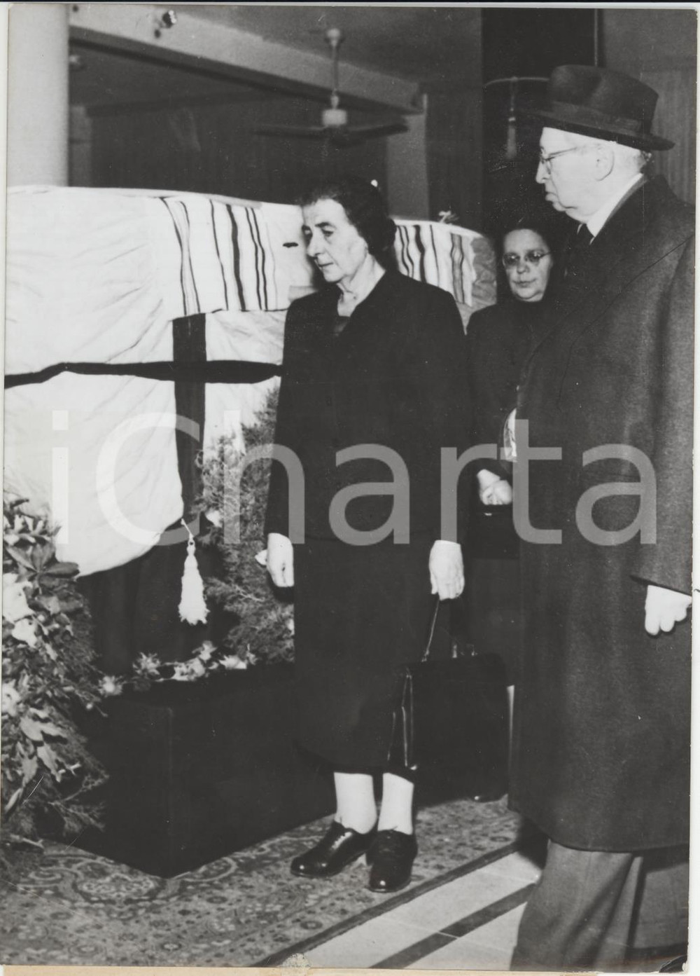 Fotografia d epoca originale 1959 JERUSALEM Golda MEIR Itzhak BENZVI at Yosef SPINZAK s funeral Photo 15x20 1