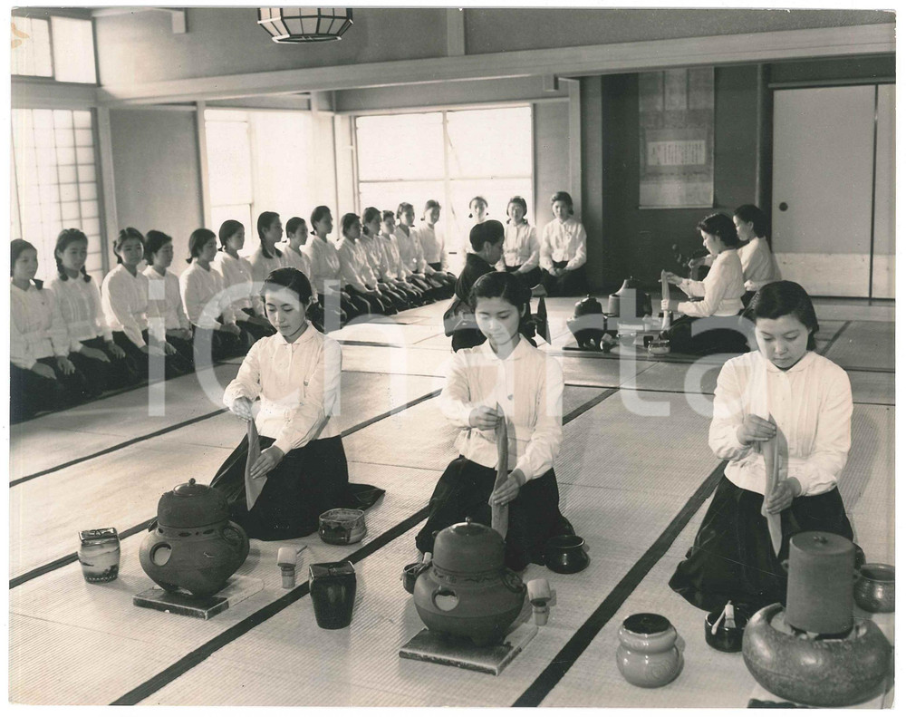1940 ca JAPAN - CUSTOMS - Young girl during the tea ceremony - Photo  24x18 cm Fotografia originale d'epoca. GOOD/buono ma minime piegature angolari, piccole macchie e piccolo strappo al lato inferiore Formato: 24x18 cm originale e autentica 1