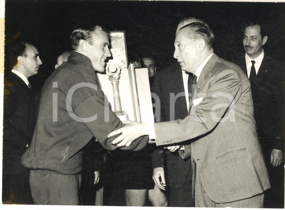 1963 ROMA Pedro MANFREDINI riceve Premio CALTEX come "sportivo dell'anno" *Foto  Fotografia d'epoca, con didascalia coeva al verso.  CONDIZIONI: fair (piccoli residui centrali)  FORMATO: 18x13 cm     originale e autentica 1