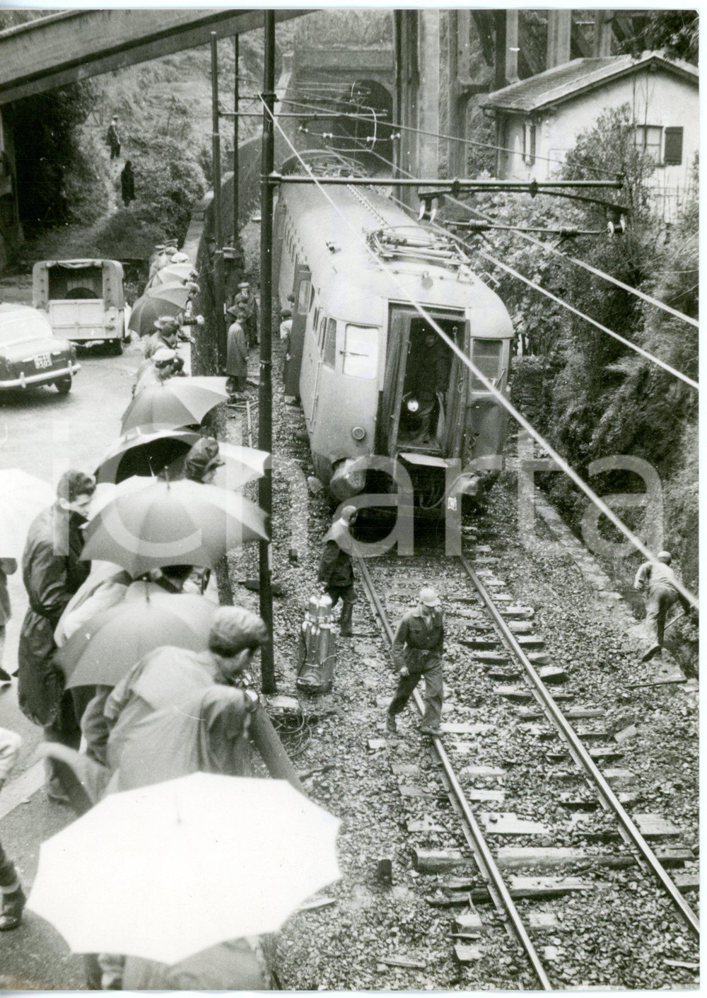 1960 SAVONA-ALBISSOLA Deragliamento treno - Folla presso la linea interrotta