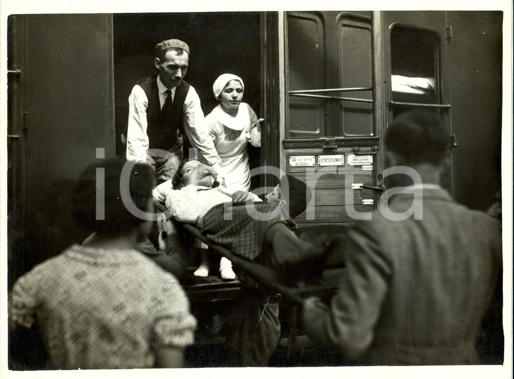 Fotografia d epoca originale 1935 MILANO Ammalati diretti a LOURDES vengono fatti salire sul treno Fotografia 1