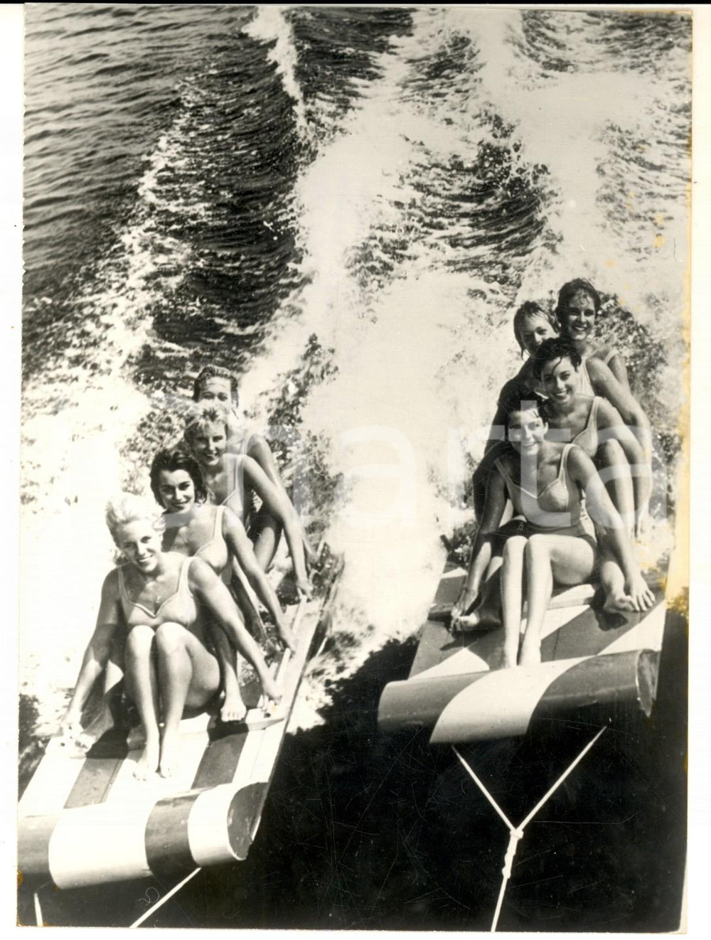 1962 FLORIDA Giovani donne provano un nuovo tappeto volante sull'acqua *Foto Fotografia d'epoca, con didascalia coeva al verso. CONDIZIONI: G (ma minima piegatura centrale)FORMATO: 13x18 cm     originale e autentica 1