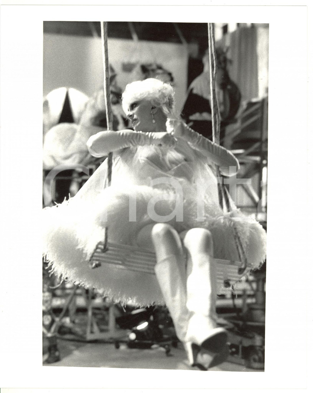 1985 ca TEATRO Franca RAME in tutù su un'altalena - Fotografia VINTAGE 20x25