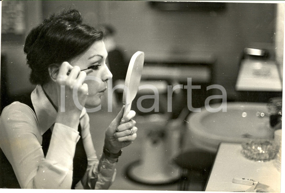 1970 ca COSTUME ITALIA Ritratto di Caterina CASELLI in camerino (2) - Foto 30x20