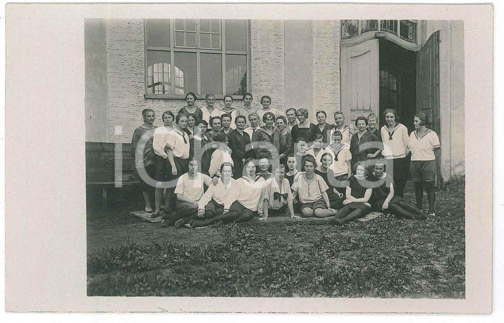 Fotografia d epoca originale 1920 ca GERMANY Gruppo di studentesse  in un cortile Foto 14x9 cm 1