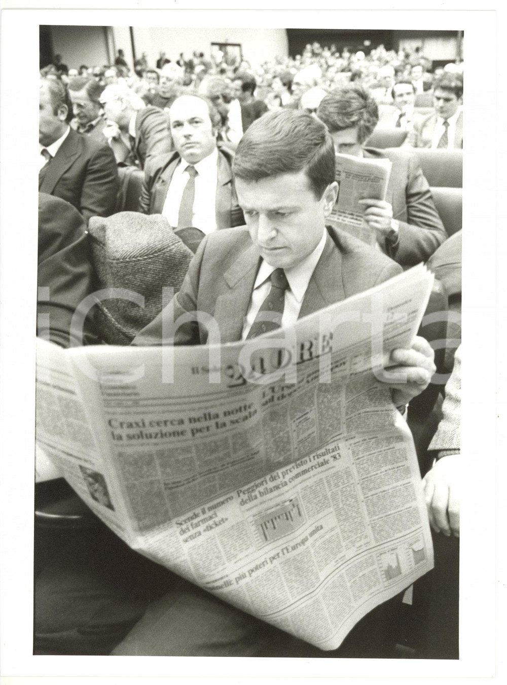 1990 ca MILANO Convegno DC - Massimo DE CAROLIS legge IL SOLE 24 ORE *Foto