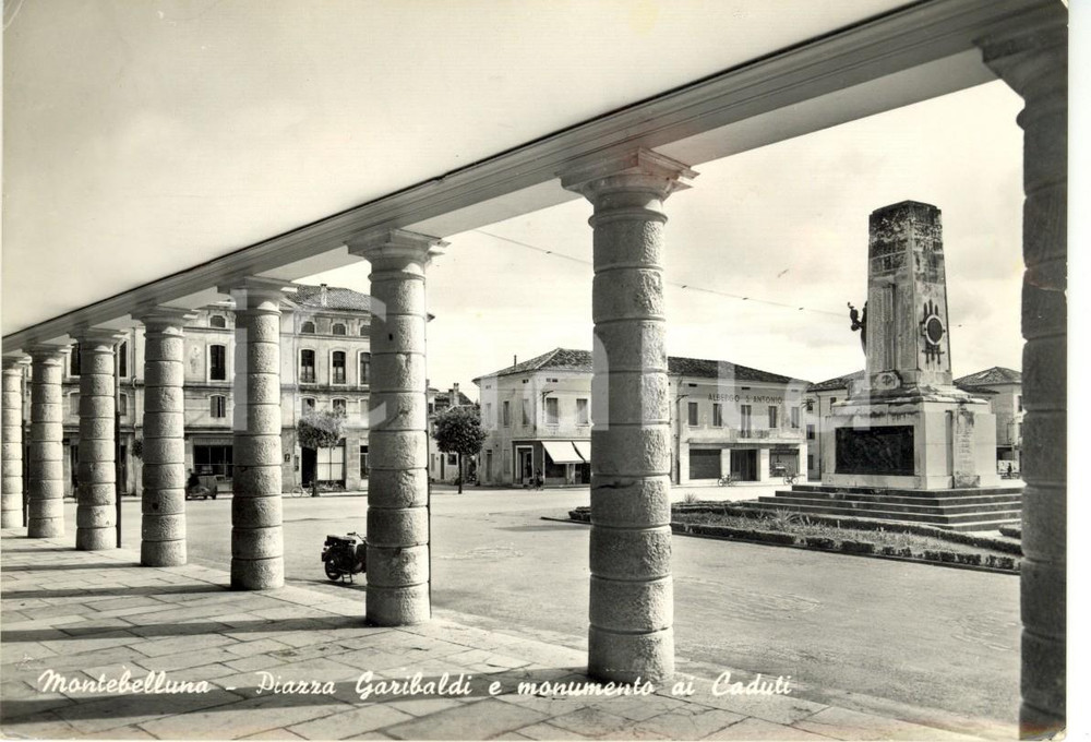Cartolina originale da collezione 1954 MONTEBELLUNA TV Piazza GARIBALDI con Monumento ai Caduti Cartolina FG VG 1