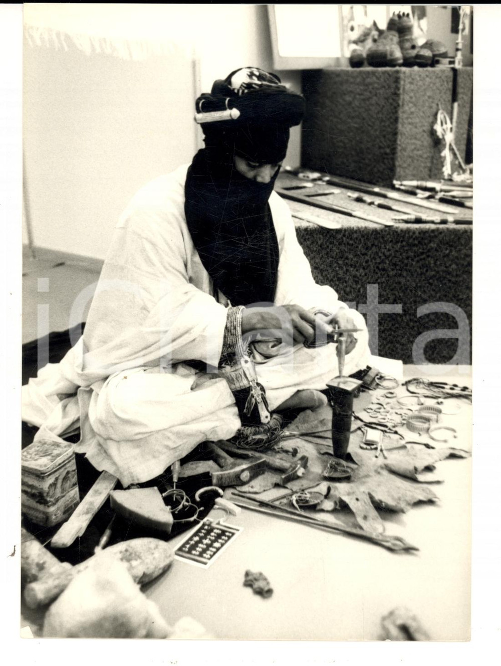 Fotografia d epoca originale 1981 FOIRE DE PARIS Artisan du NIGER martelant le mÃ©tal pour une croix Photo 1