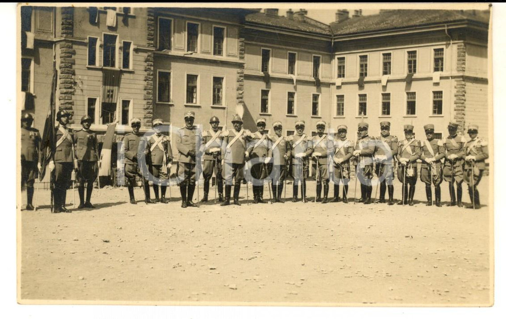 Fotografia d epoca originale 1930 ca REGIO ESERCITO Schieramento di ufficiali in una caserma Foto cartolina 1
