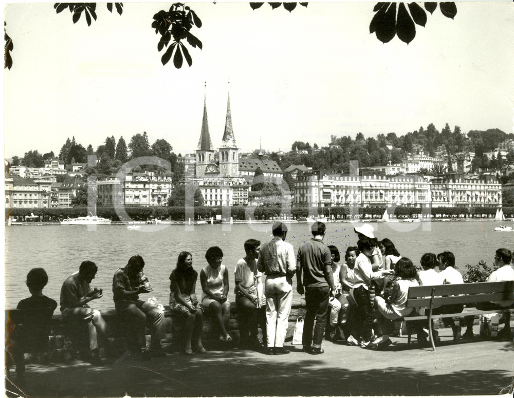 Fotografia d epoca originale 1980 ca LUCERNA CH Spuntino in riva al lago dei QUATTRO CANTONI Fotografia 1