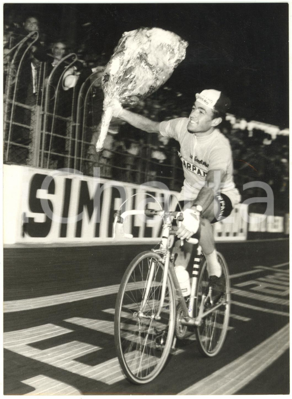 1963 MILANO CICLISMO 46° GIRO D'ITALIA Franco BALMAMION festeggia la vittoria 