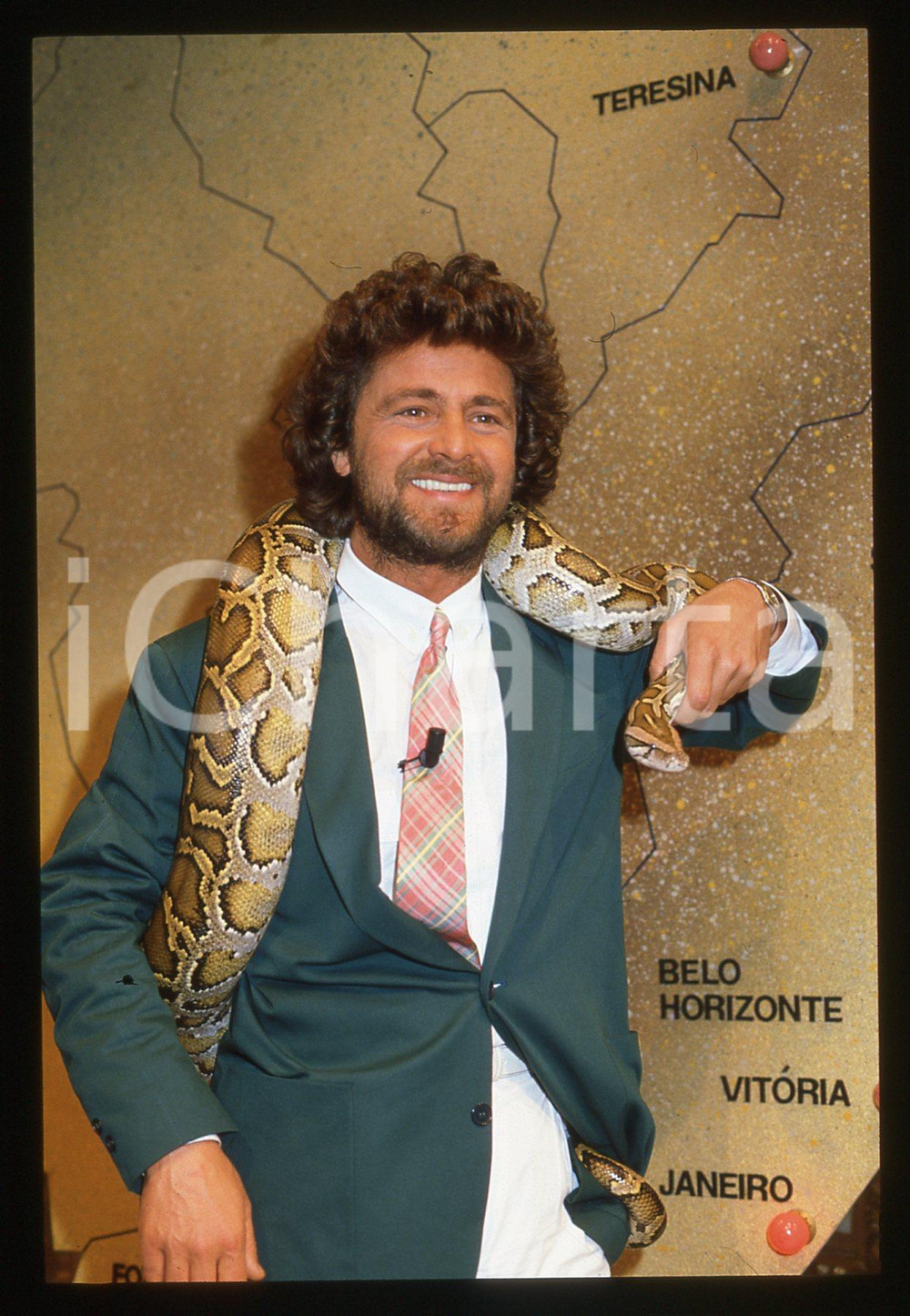 35mm vintage slide* 1984 "Te lo do io il Brasile" Beppe GRILLO con un boa (3)