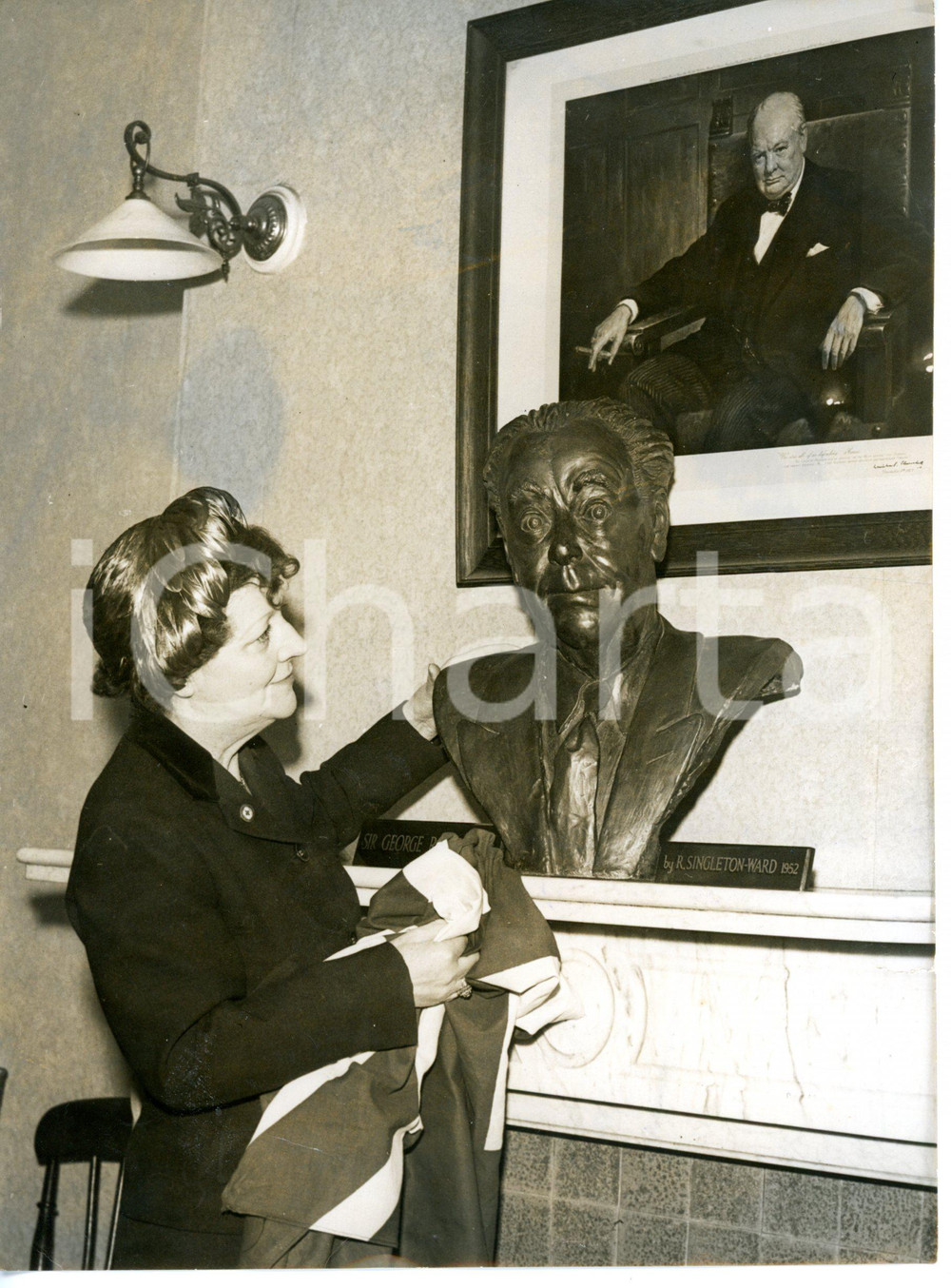 1958 LONDON Blanche LITTLER ROBEY with a portrait of Sir Winston CHURCHILL