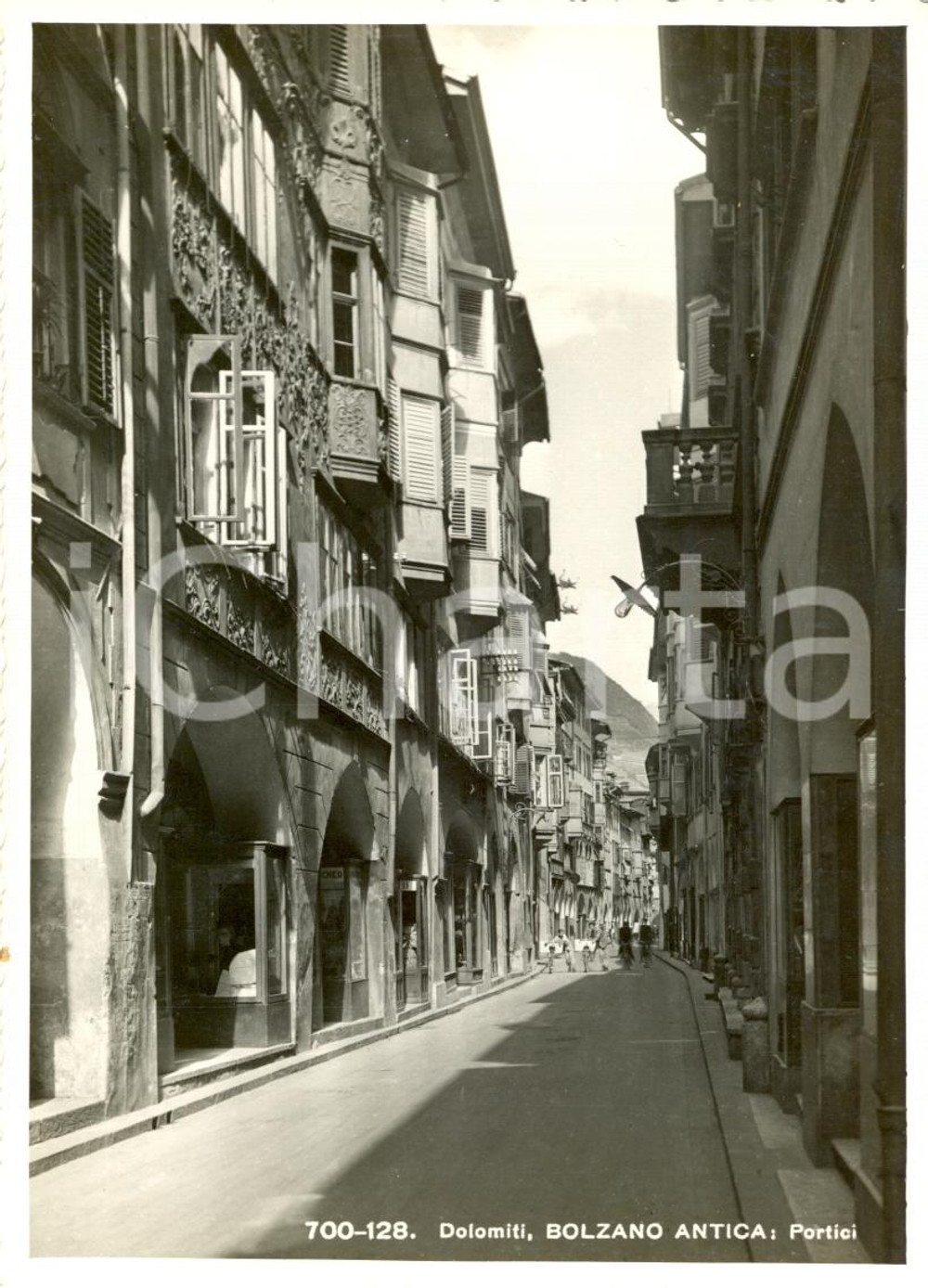 Cartolina originale da collezione 1955 ca BOLZANO Veduta dei Portici del centro storico Cartolina animata FG NV 1