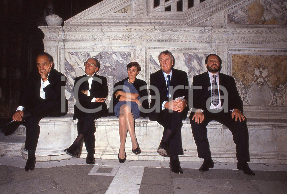 1992 CAMPIELLO MALERBA SICILIANO MALDINI MORAZZONI DONINELLI *35mm vintage slide   Diapositiva originale d'epoca Tutti i diritti riservati.E' severamente vietata la riproduzione. ICharta mette in vendita, sul negozio eBay e in esclusiva sul sito "icharta" il proprio archivio composto da numerose diapositive e negativi fotografici d'epoca, tutti originali e autentici, che attraversano la storia del costume italiano tra gli la fine degli anni Sessanta e Novanta.Si tratta di uno sguardo inedito sull'attualità, la politica, la vita quotidiana, il gossip e la cultura, che fotografa il cambiamento della nazione in quest'ultimo scorcio del XX secolo. Un'occasione unica per il mercato del collezionismo, che vede finalmente disponibile un archivio eccezionale per vastità, tematiche e condizioni, in un settore (il negativo fotografico e la diapositiva) di assoluta novità e dalle interessanti prospettive di investimento. CONDIZIONI:FAIR/discretoFORMATO: 35mm originale e autentica 1