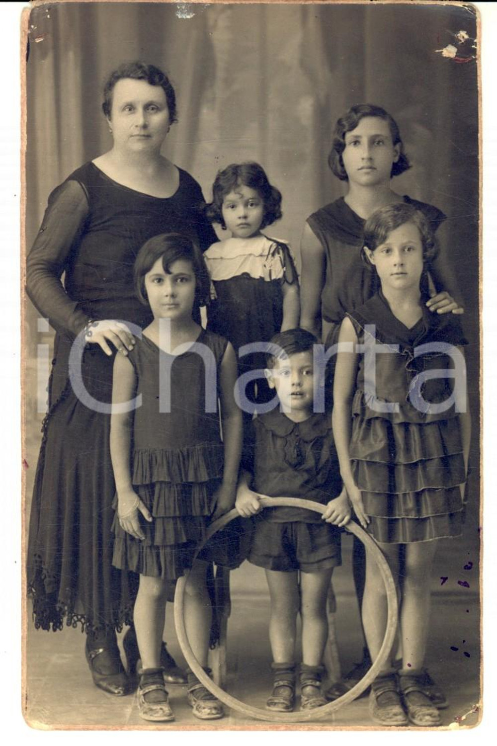Fotografia d epoca originale 1920 MOLFETTA BA Famiglia al femminile con bambino e cerchio Foto cartolina 1