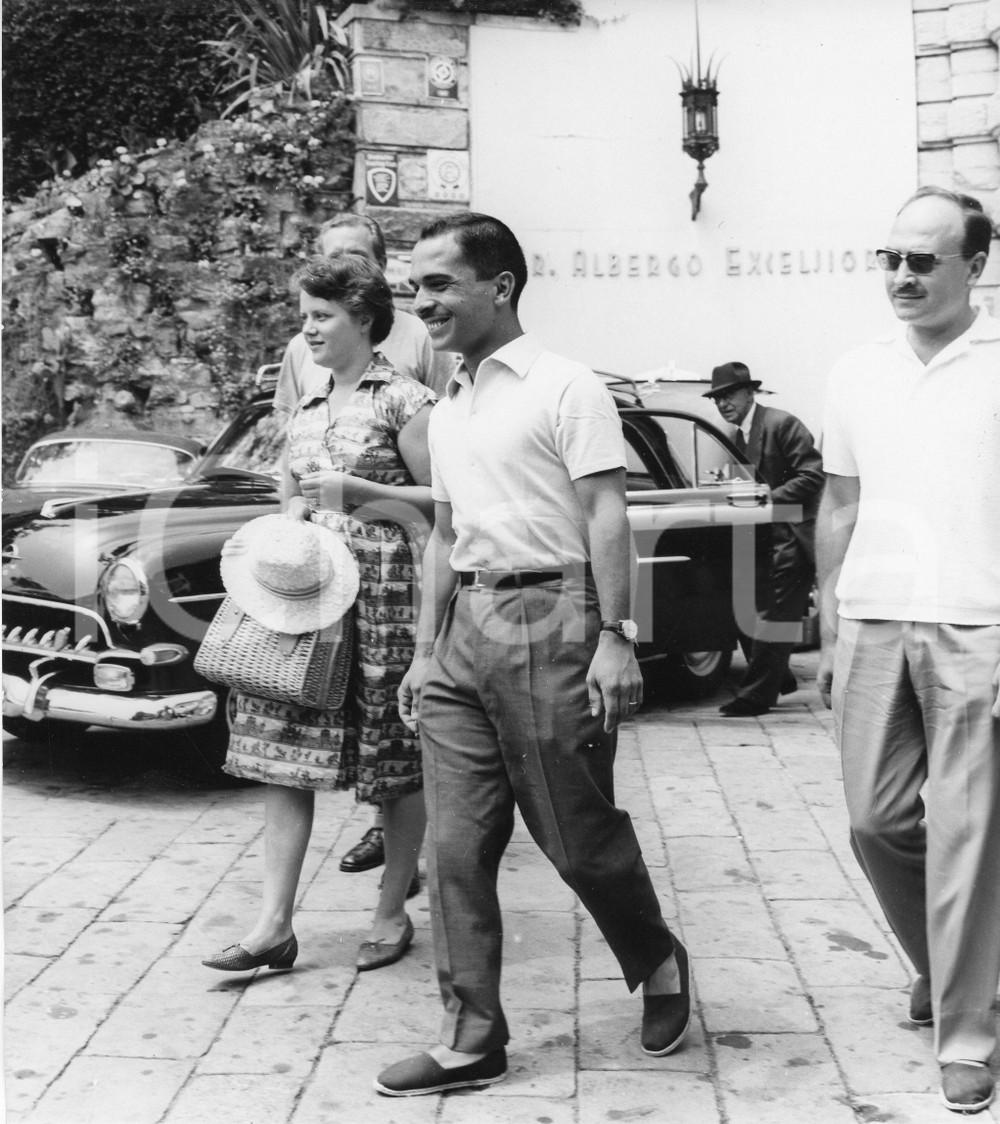 1962 RAPALLO King Hussein of Jordan with his wife Toni Gardiner (1) Photo 1962Fotografia vintage rara d'epoca, scattata all'uscita dell'Hotel Excelsior.Timbro archivio Publifoto Genova al verso.FORMATO: 18x19 cm CONDIZIONI: G ICHARTA mette in vendita le stampe vintage della collezione Publifoto Genova, per la maggior parte inedita o in tiratura di pochi esemplari. Si tratta di un'ottima opportunit&agrave; di investimento per i collezionisti di fotografie d'epoca.    originale e autentica 1