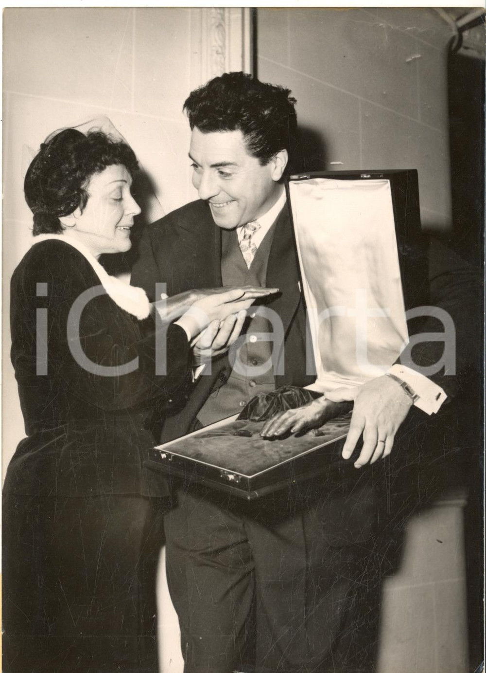 1953 PARIS Edith PIAF e Jacques PILLS con un regalo per l'anniversario di nozze