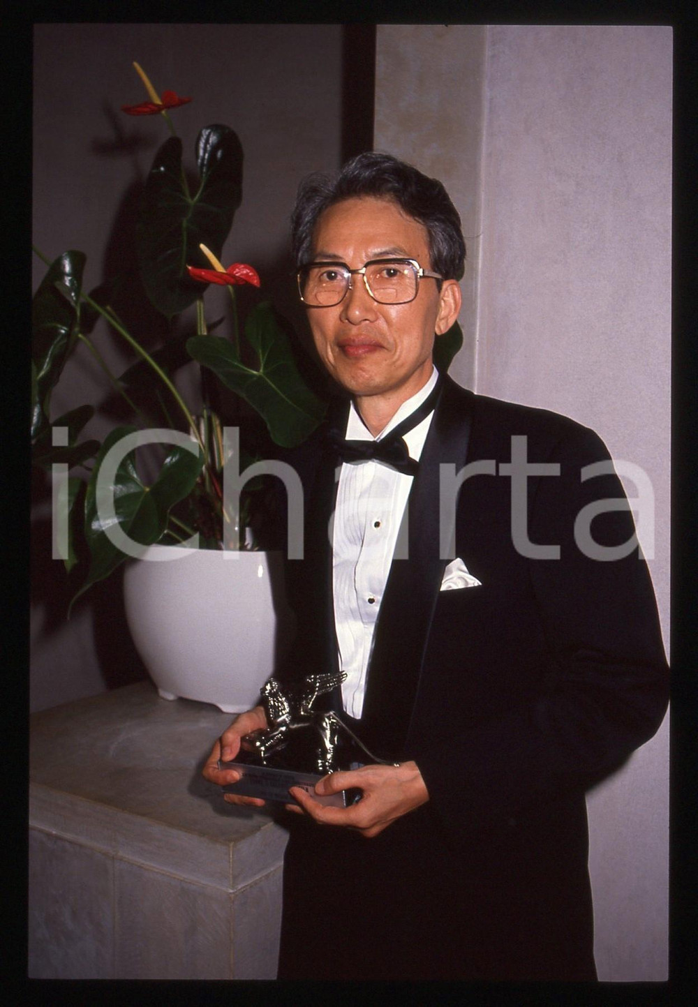 35mm vintage slide* 1989 MOSTRA DI VENEZIA Kei KUMAI con il Leone d'Argento (2)  Diapositiva d'epoca, in formato 35 mm. CONDIZIONI: GOOD   Tutti i diritti riservati.E' severamente vietata la riproduzione. ICharta mette in vendita, sul negozio eBay e in esclusiva sul sito "icharta" il proprio archivio composto da numerose diapositive e negativi fotografici d'epoca, tutti originali e autentici, che attraversano la storia del costume italiano tra gli la fine degli anni Sessanta e Novanta.Si tratta di uno sguardo inedito sull'attualit&agrave;, la politica, la vita quotidiana, il gossip e la cultura, che fotografa il cambiamento della nazione in quest'ultimo scorcio del XX secolo. Un'occasione unica per il mercato del collezionismo, che vede finalmente disponibile un archivio eccezionale per vastit&agrave;, tematiche e condizioni, in un settore (il negativo fotografico e la diapositiva) di assoluta novit&agrave; e dalle interessanti prospettive di investimento.  originale e autentica 1