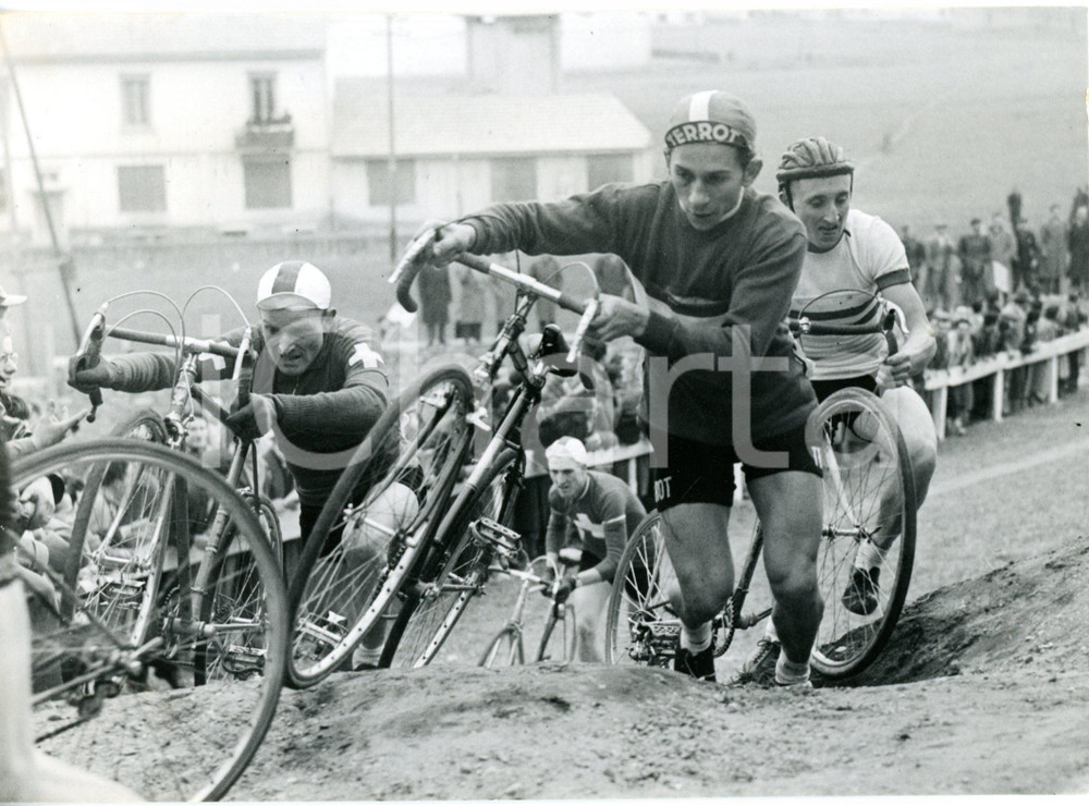 1954 CRENNA  - CICLOCROSS Campionati del mondo - Corridori passano un ostacolo