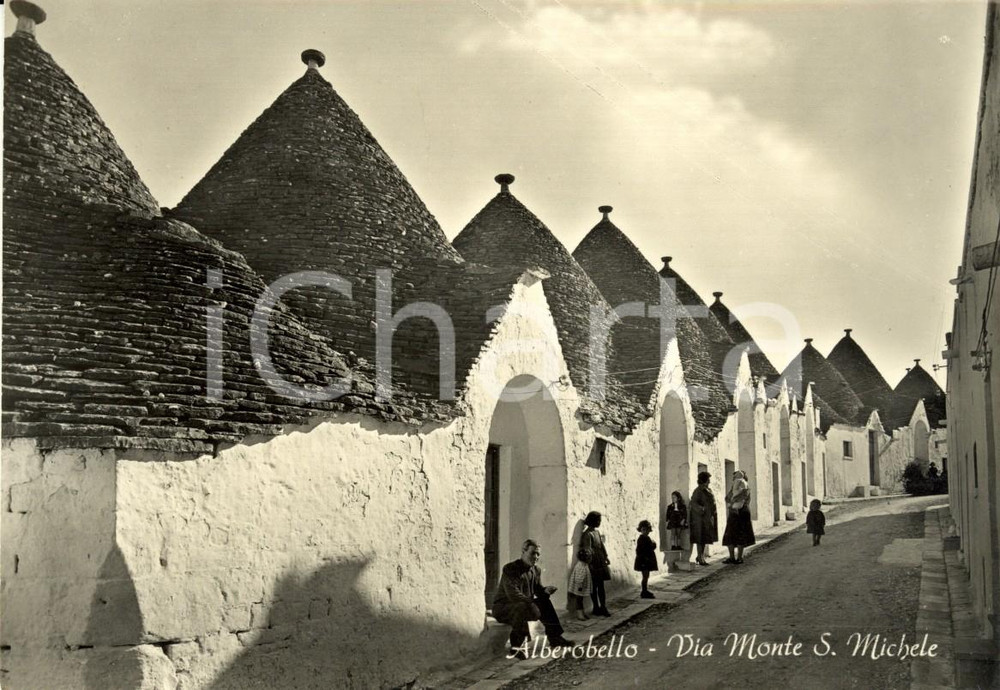 Cartolina originale da collezione 1950 ca ALBEROBELLO BA Trulli e passanti in Via MONTE SAN MICHELE FG NV 1