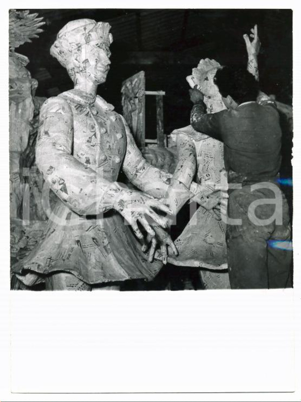 Fotografia d epoca originale 1955 CARNEVALE VIAREGGIO Artigiano lavora a carro allegorico Follie sul ghiaccio 1