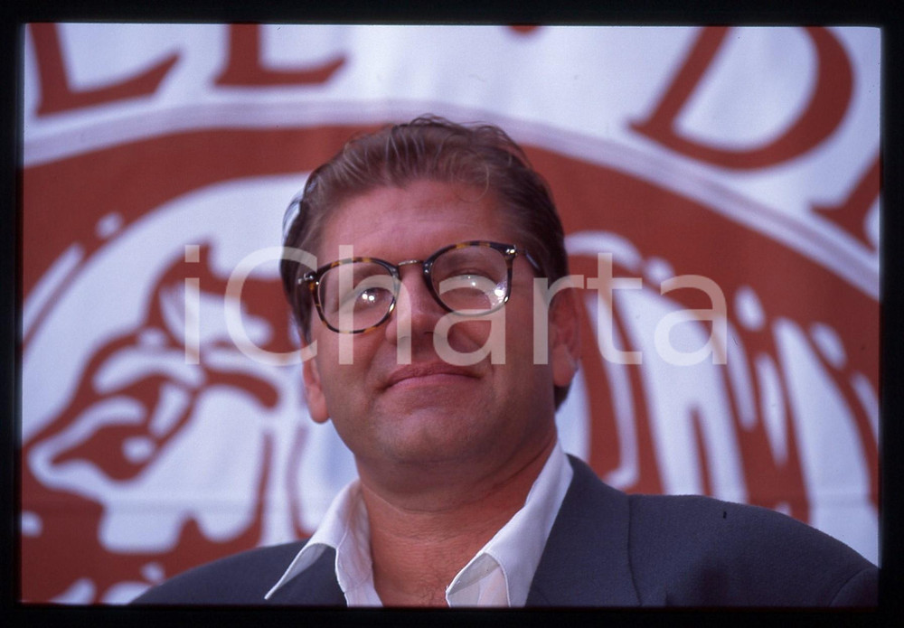 35mm vintage slide* 1994 MOSTRA DI VENEZIA Robert ZEMECKIS Ritratto (13)  Diapositiva d'epoca, in formato 35 mm.CONDIZIONI: GOOD   Tutti i diritti riservati.E' severamente vietata la riproduzione. ICharta mette in vendita, sul negozio eBay e in esclusiva sul sito "icharta" il proprio archivio composto da numerose diapositive e negativi fotografici d'epoca, tutti originali e autentici, che attraversano la storia del costume italiano tra gli la fine degli anni Sessanta e Novanta.Si tratta di uno sguardo inedito sull'attualit&agrave;, la politica, la vita quotidiana, il gossip e la cultura, che fotografa il cambiamento della nazione in quest'ultimo scorcio del XX secolo. Un'occasione unica per il mercato del collezionismo, che vede finalmente disponibile un archivio eccezionale per vastit&agrave;, tematiche e condizioni, in un settore (il negativo fotografico e la diapositiva) di assoluta novit&agrave; e dalle interessanti prospettive di investimento.  originale e autentica 1