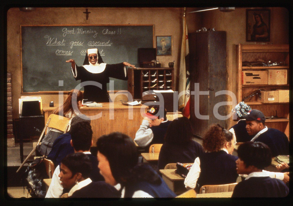35mm vintage slide* 1993 SISTER ACT 2 Whoopi GOLDBERG in una scena del film