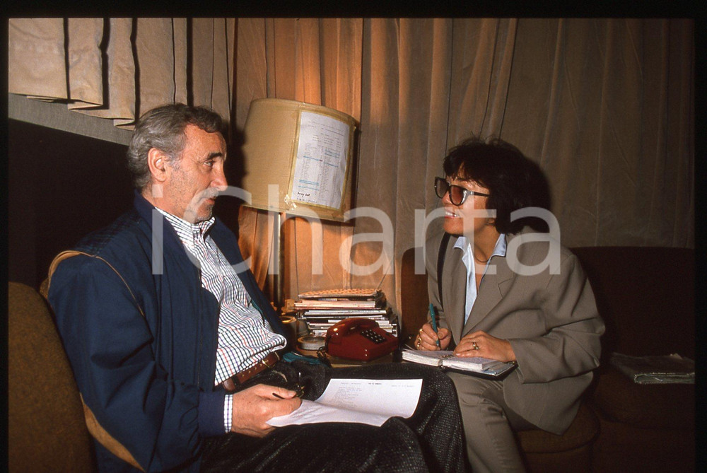 35mm vintage slide* 1990ca PARIS Charles AZNAVOUR durante un'intervista (1)